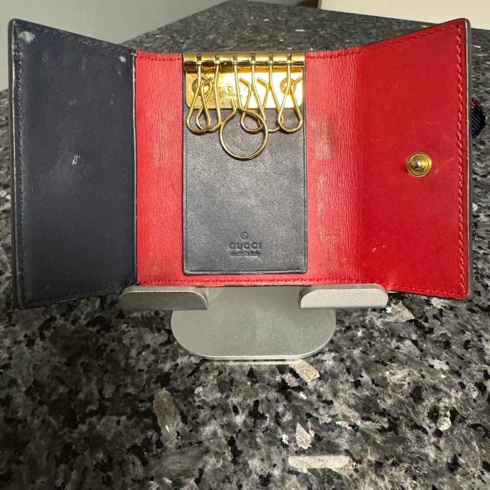 Rare Gucci Beige Key Holder with Bow Accent - Picture 4 of 10